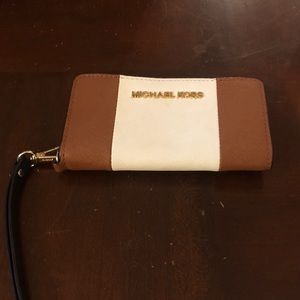 Michael Khors wristlet